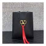 Valentino Garavani Large NS V-Ring Shopper A0073