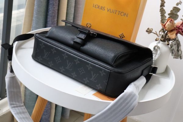 Louis Vuitton M30746 Messengerama Taigarama Black