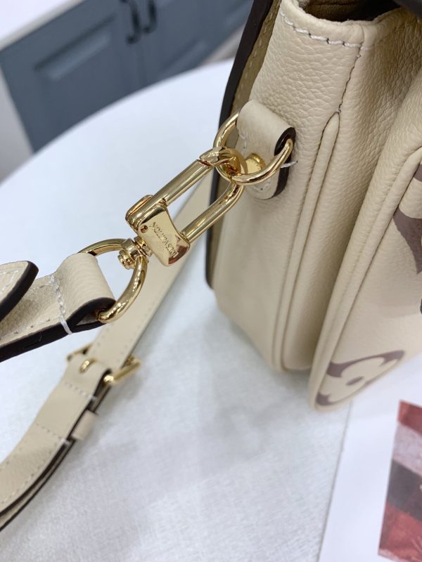 Louis Vuitton Pochette Metis M45596 Cream