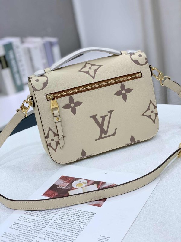 Louis Vuitton Pochette Metis M45596 Cream