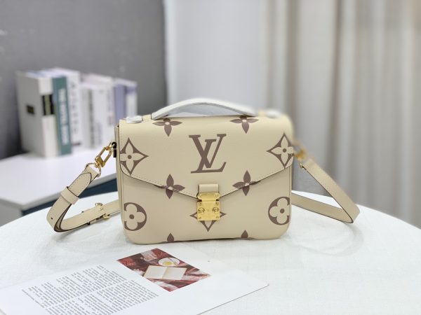 Louis Vuitton Pochette Metis M45596 Cream