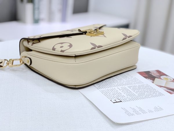 Louis Vuitton Pochette Metis M45596 Cream