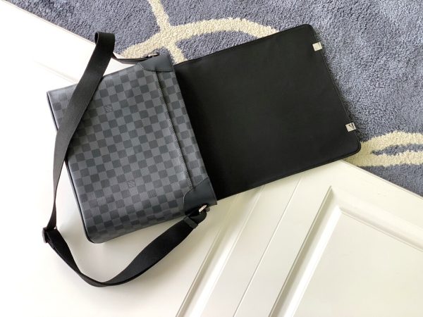 Louis Vuitton DISTRICT MM PM Damier Graphite Canvas N41029