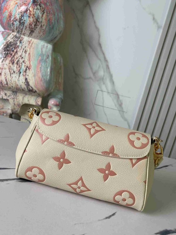 Louis Vuitton Favorite M45813 Cream