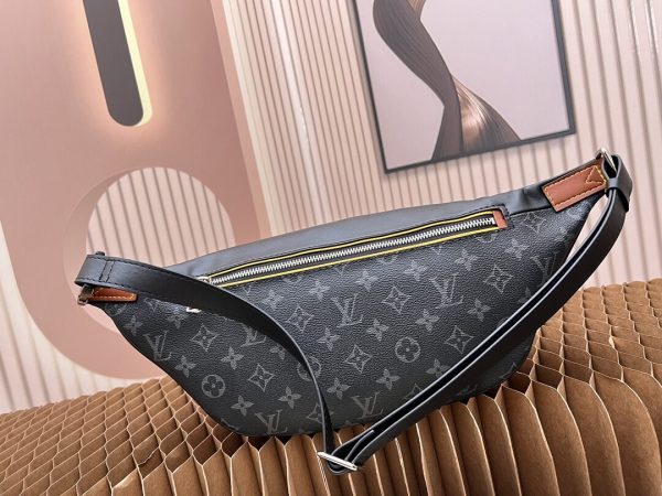 Louis Vuitton Men Discovery Bumbag M45220