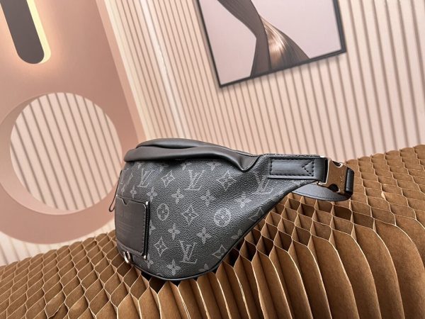 Louis Vuitton Men Discovery Bumbag M45220