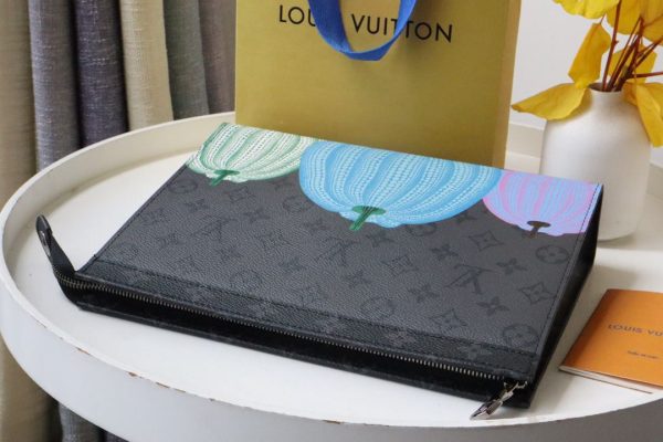 LV x YK Pochette Voyage M81973 Men