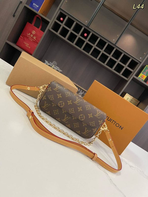 Louis Vuitton Wallet On Chain IVY Monogram M81911